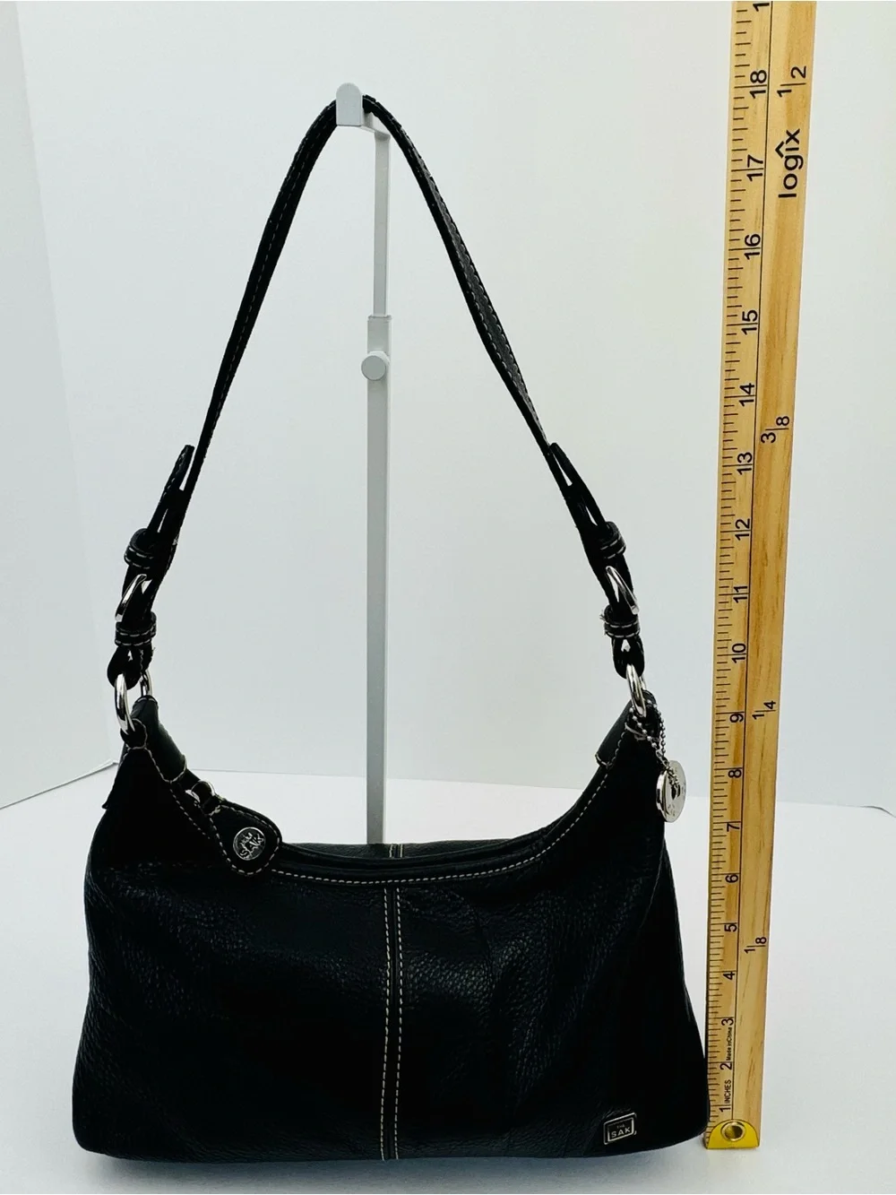 The Sak Baggett hobo. Pebbled leather. Silver-tone hardware. Slouchy Y2K style